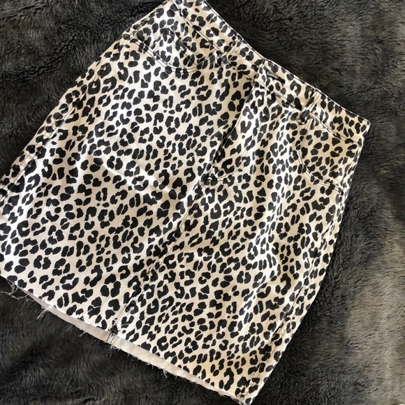 H & M high waisted Denim Leopard Print size 6 Skirt - Picture 2 of 5